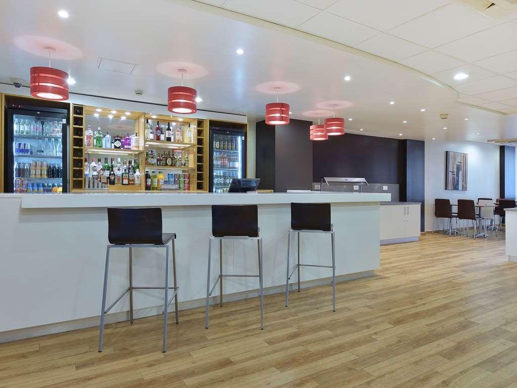 Travelodge London Feltham Restoran gambar